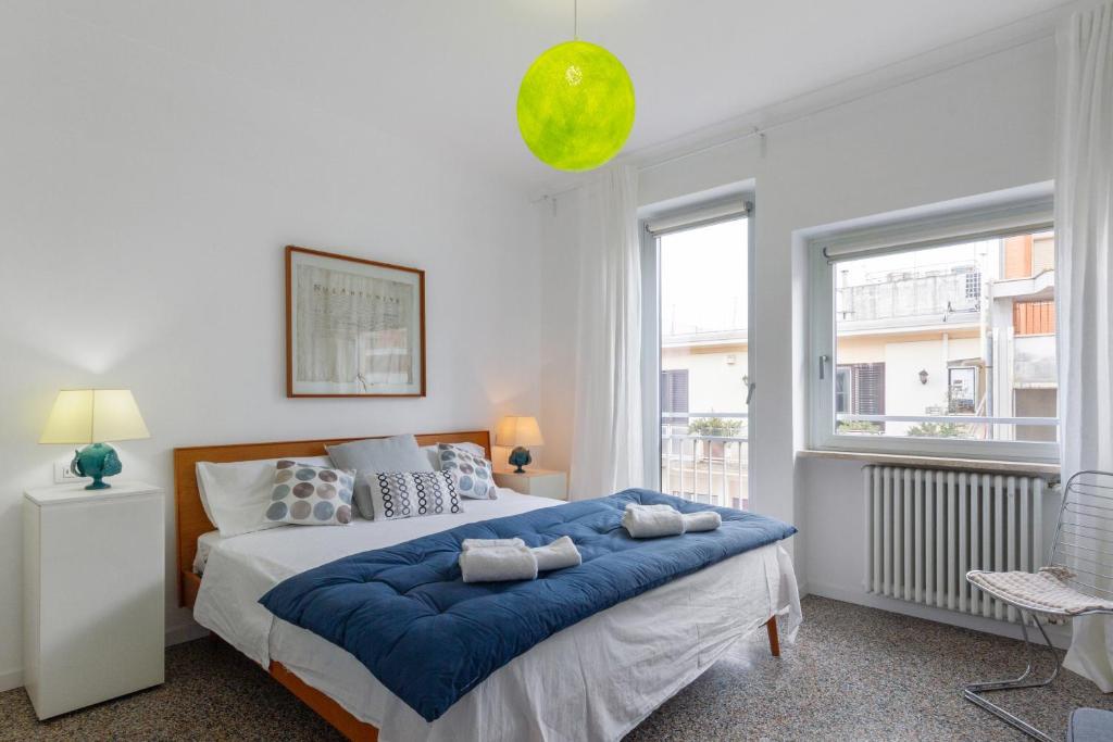 sypialnia z dużym łóżkiem i oknem w obiekcie Inner City Apartments w mieście Lecce