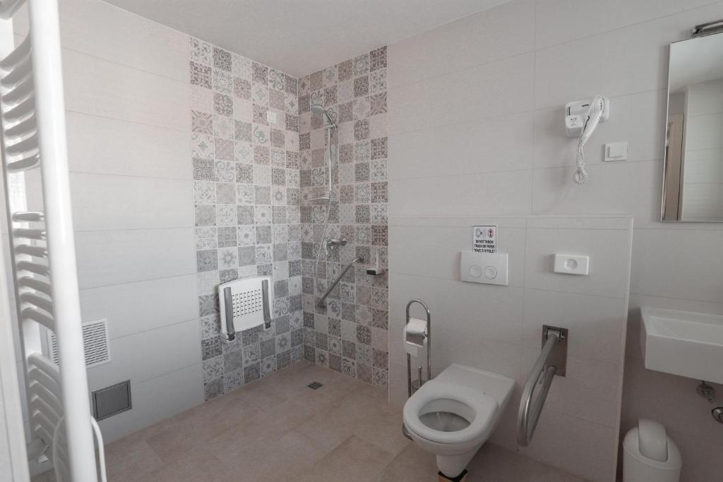 Koupelna v ubytování Hotel Borovnik