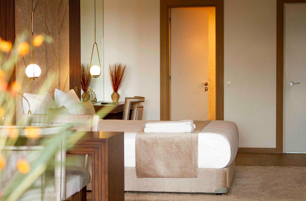 a hotel room with a bed and a desk and sidx sidx sidx at Maslak Aparts in Istanbul