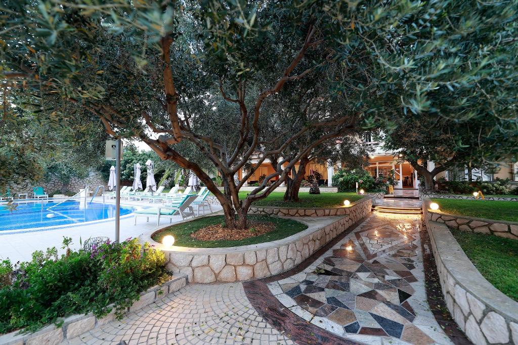 Bazén v ubytování Resort Trcol nebo v jeho okolí