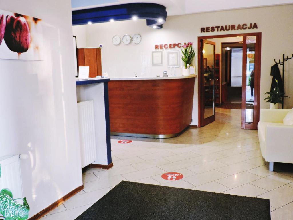 lobby z barem w środku pokoju w obiekcie Hotel Vistula w Krakowie
