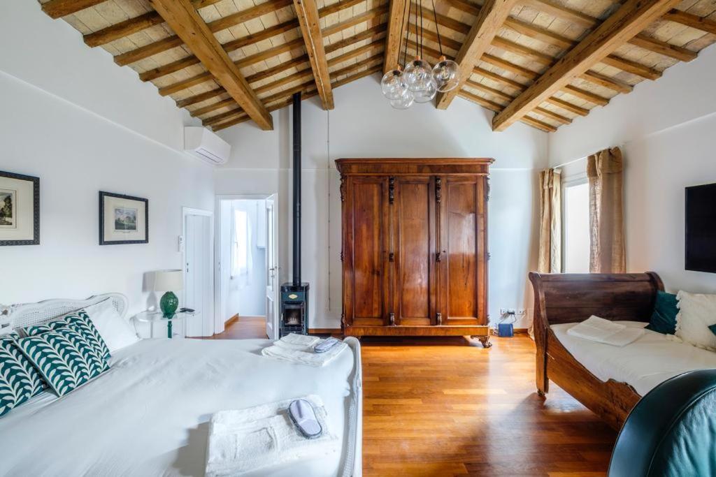 a living room with a bed and a couch at Casa Pimpotta in Ravenna