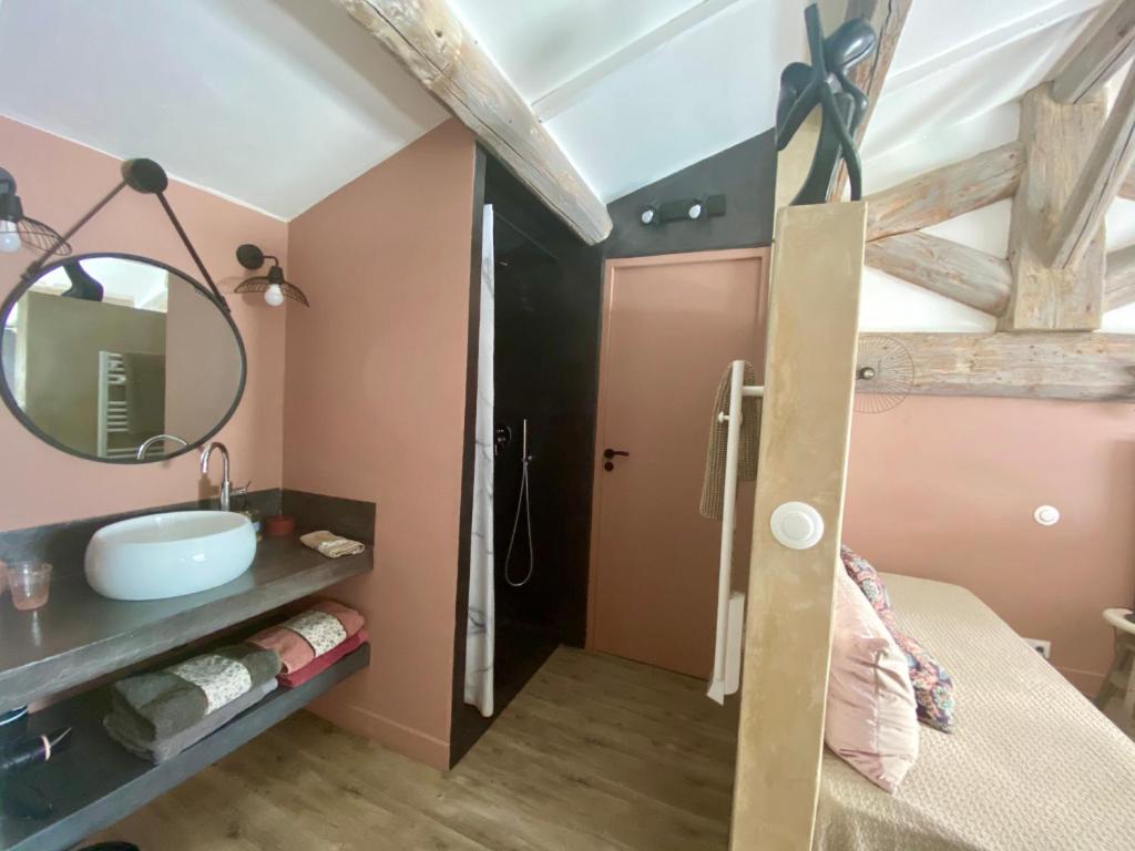 M&S - Maison FÉRAUD - Triple Room With Private Bathroom