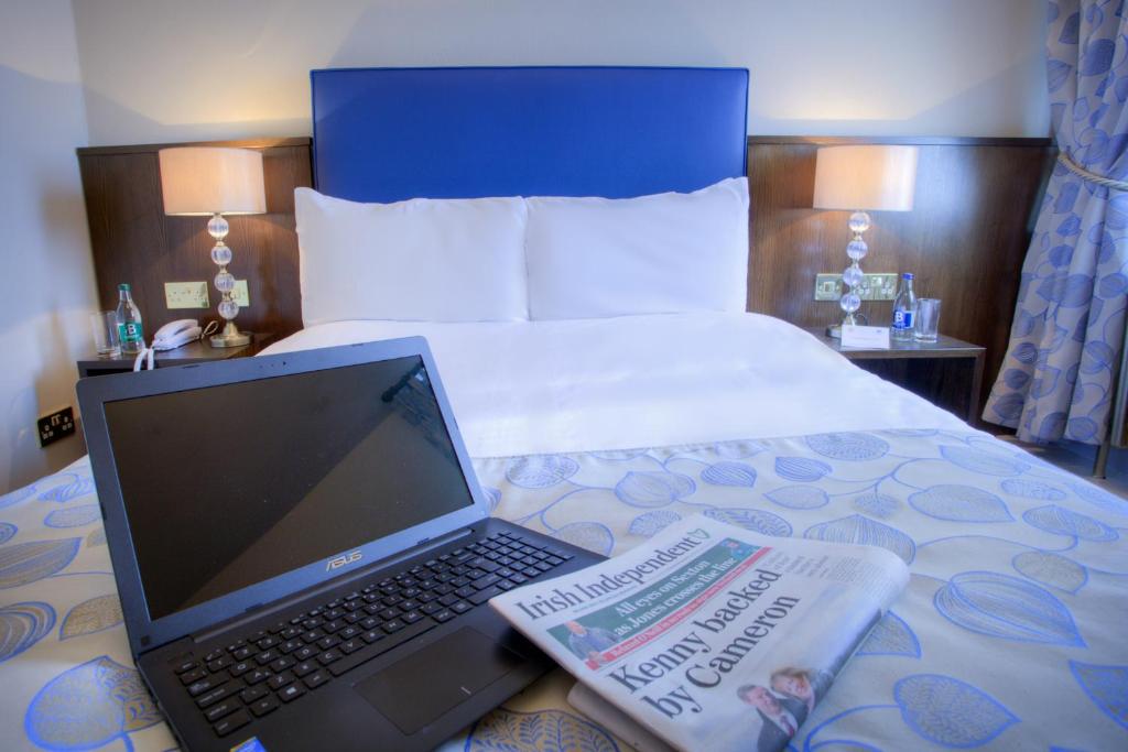 Postel nebo postele na pokoji v ubytování The Lucan Spa Hotel