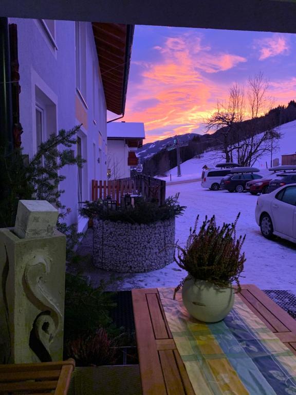 Východ nebo západ slunce při pohledu z apartmánu nebo okolí