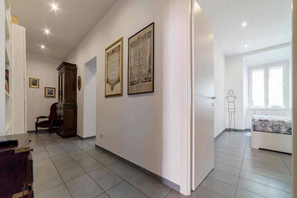 A seating area at Porta Pia & Villa Torlonia Apartment with Balcony