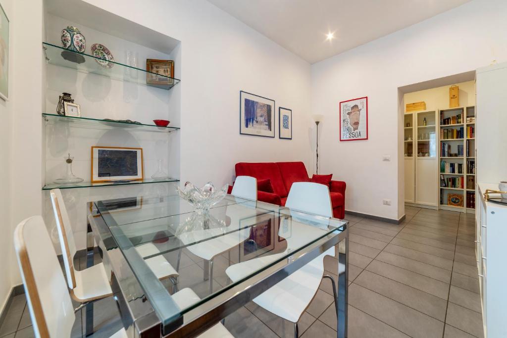 A kitchen or kitchenette at Porta Pia & Villa Torlonia Apartment with Balcony