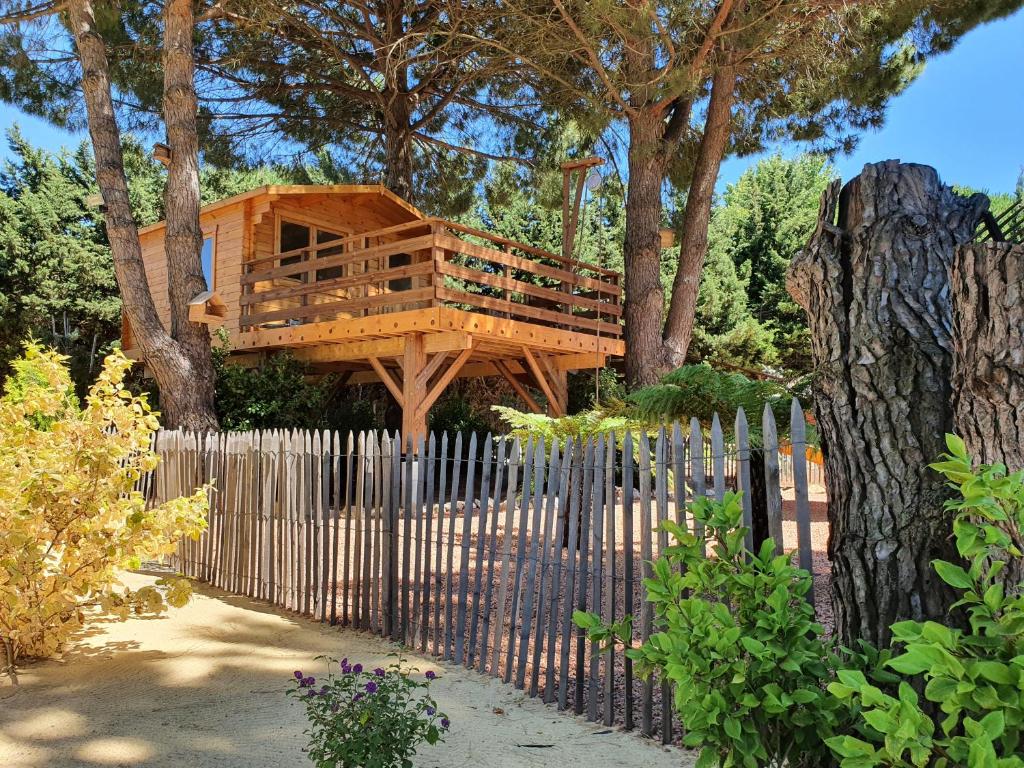 una casa sull'albero nel mezzo di una recinzione di La palmeraie a Salles-d'Aude