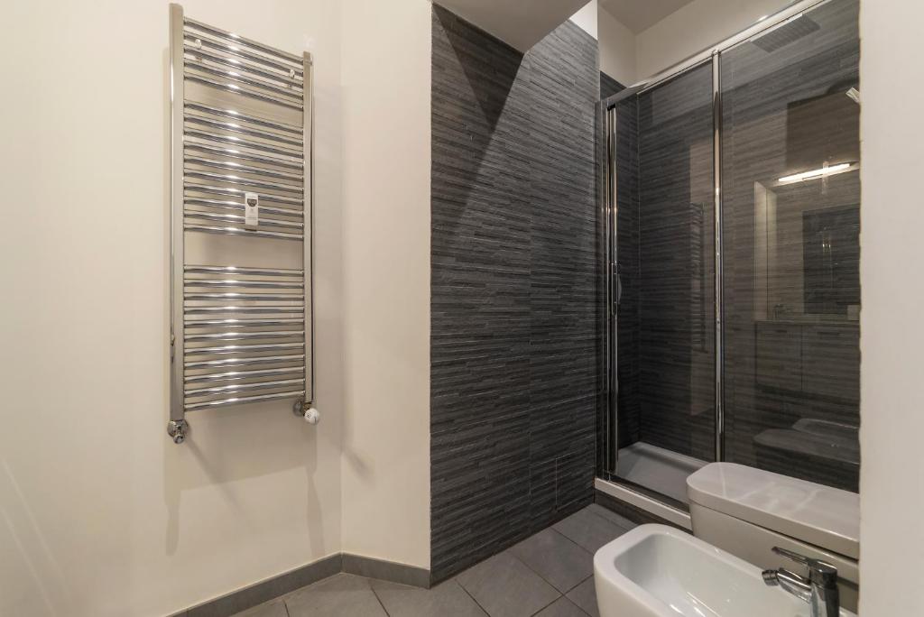 A bathroom at Porta Pia & Villa Torlonia Apartment with Balcony