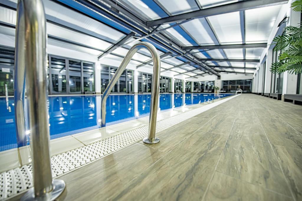 una piscina con corrimano metallico in un edificio di Crystal Hotel & SPA a Bakuriani