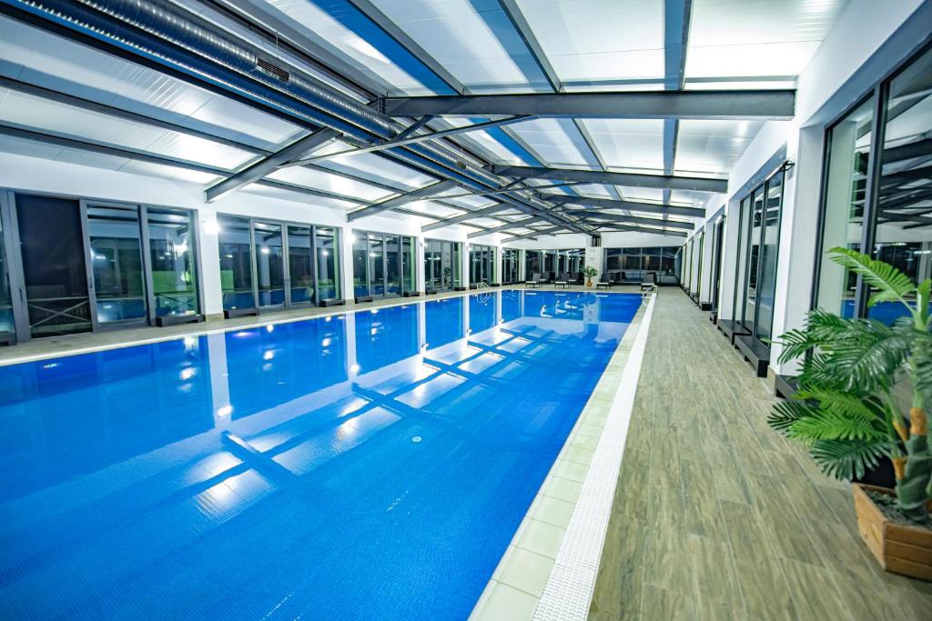 Piscina di Crystal Hotel & SPA o nelle vicinanze