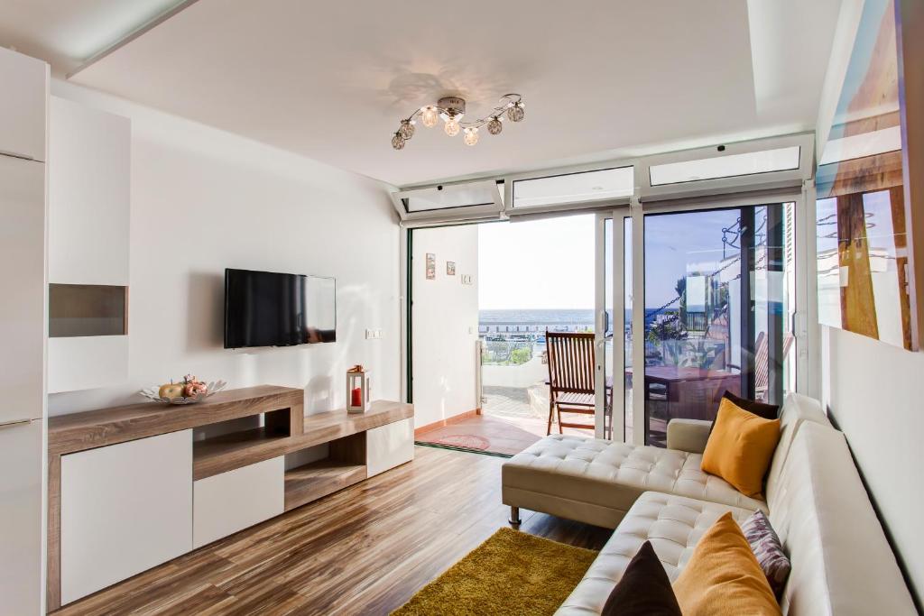 salon z kanapą i telewizorem w obiekcie Marlin I Puerto del Carmen w Puerto del Carmen
