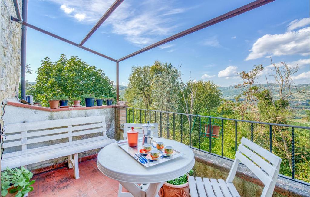 een patio met een tafel en stoelen op een balkon bij Borgo Lugnano in Lugnano
