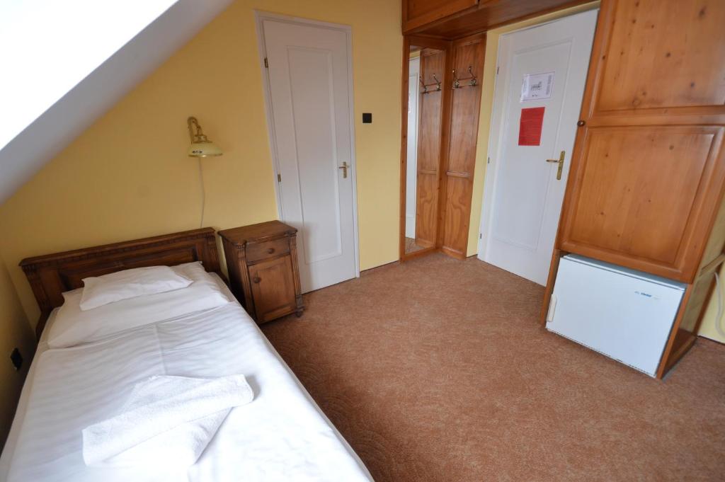 A bed or beds in a room at Révész Hotel, Restaurant and Rosa Spa