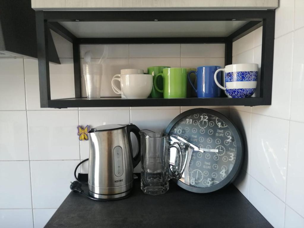 - un comptoir de cuisine avec 2 cafetières et une plaque de cuisson dans l'établissement FERRARIN 3 BUSINESS APARTMENT by ITALYVING, à Rho