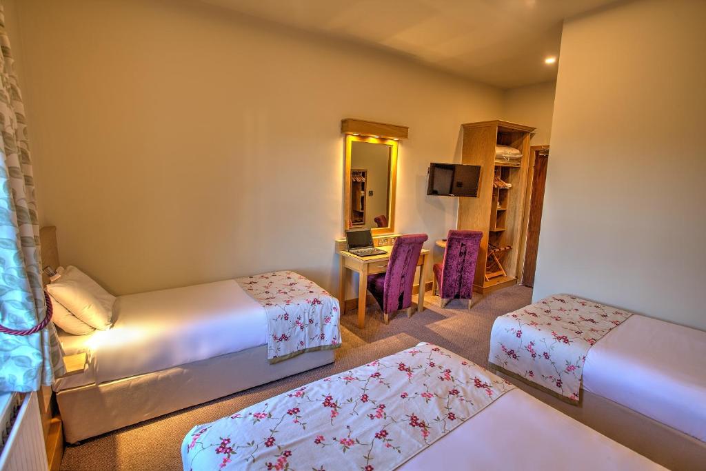 Postel nebo postele na pokoji v ubytování The Lucan Spa Hotel