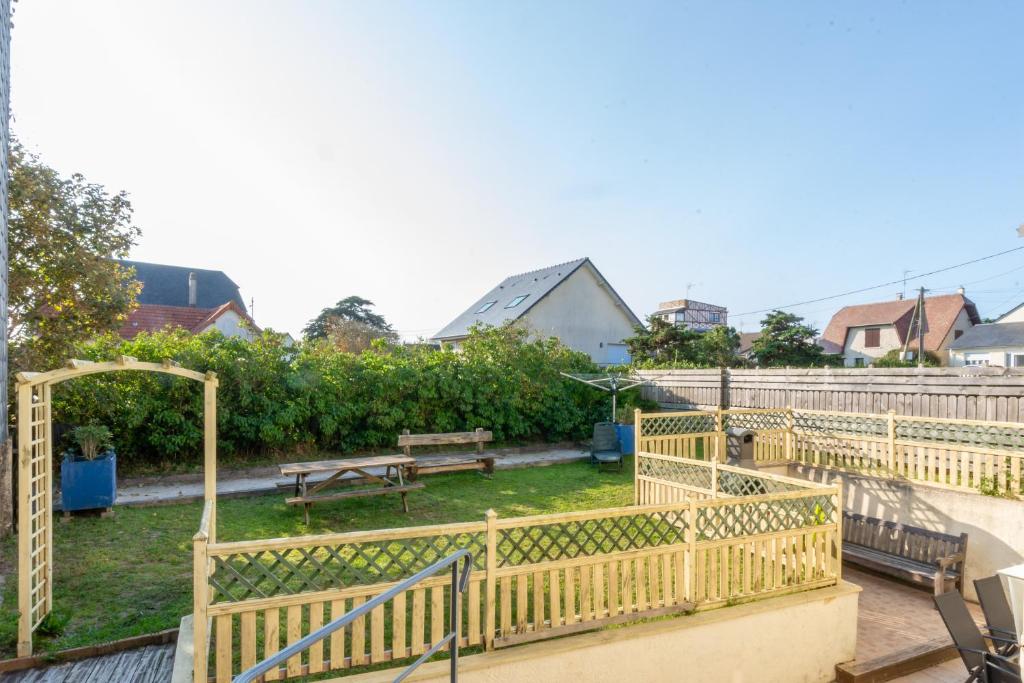 a park with two benches and a picnic table at Marine - Maison et jardin - Grande Plage à 150 m in Barneville-Carteret