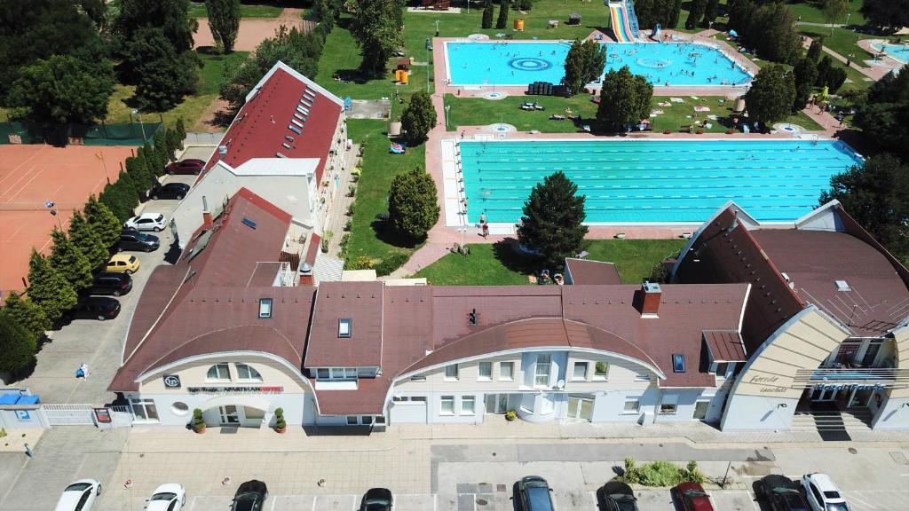 Bazén v ubytování Hét Vezér Apartmanhotel nebo v jeho okolí