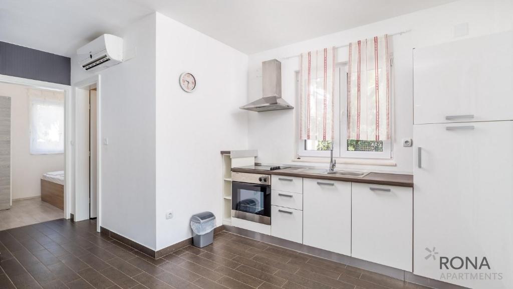Kuchyň nebo kuchyňský kout v ubytování Rona Apartments Zlatko