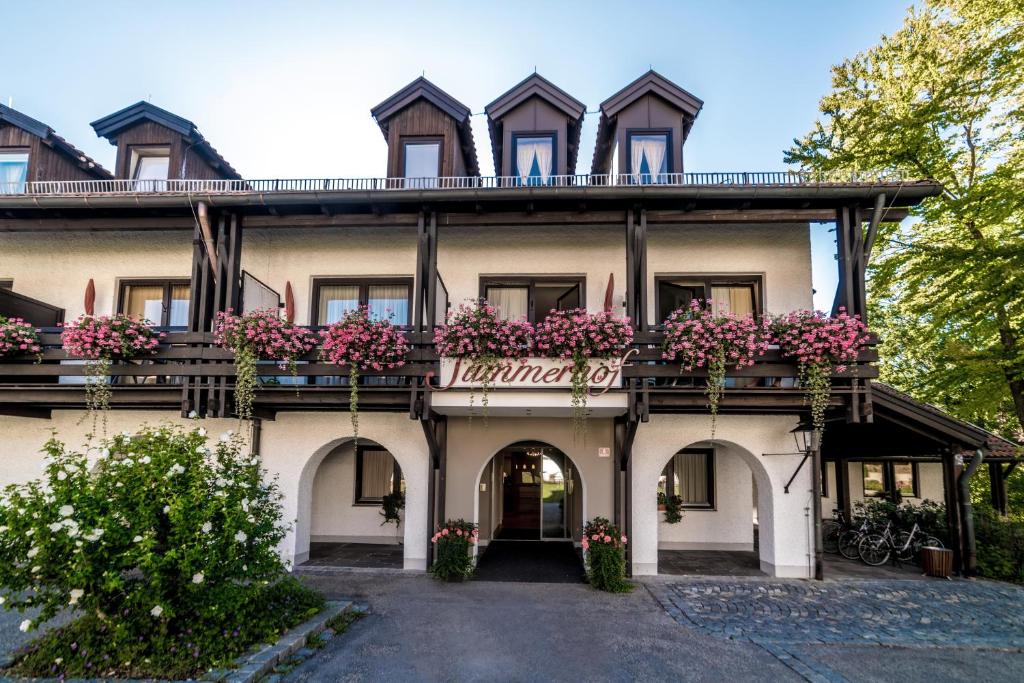 ein Haus mit Blumen auf dem Balkon in der Unterkunft Hotel Summerhof in Bad Griesbach