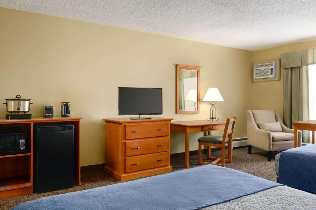 TV a/nebo společenská místnost v ubytování Travelodge by Wyndham Edson