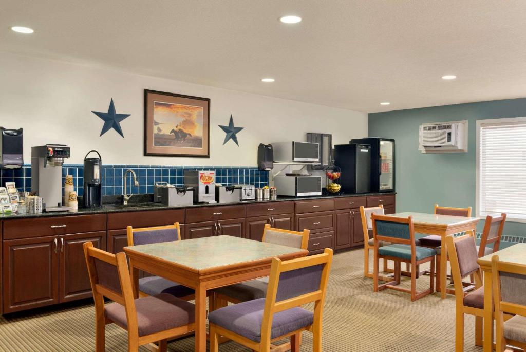 Kuchyň nebo kuchyňský kout v ubytování Travelodge by Wyndham Edson