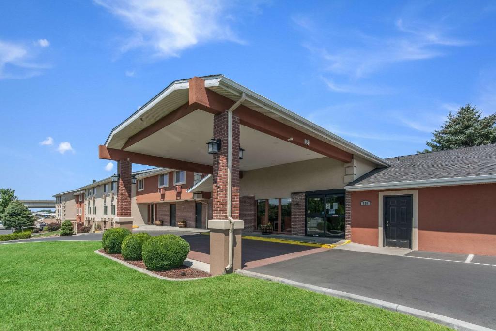 Quality Inn & Suites Downtown Walla Walla في والا والا: تقديم عمارة بها كراج