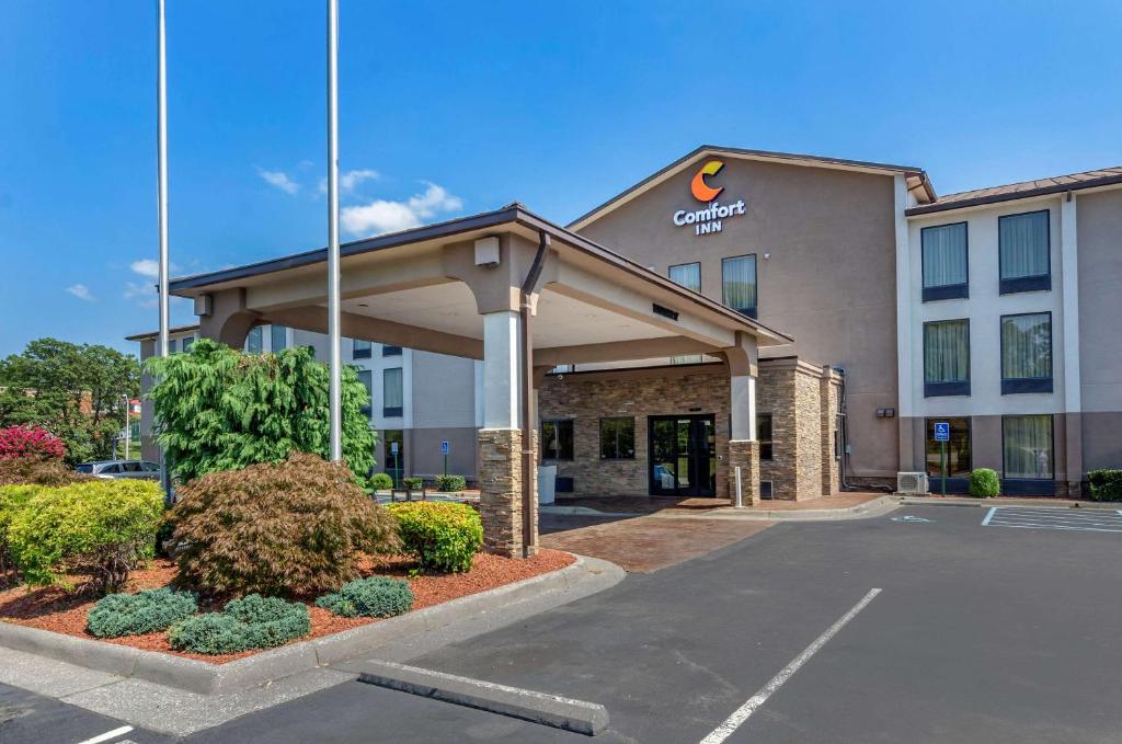 una vista frontal de un hotel con aparcamiento en Comfort Inn Roanoke Civic Center, en Roanoke
