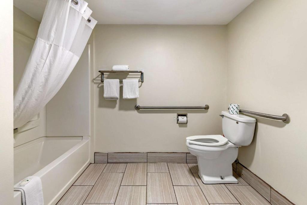 Quality Inn Brunswick photo