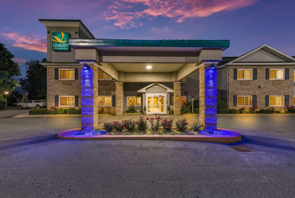 um hotel com luzes azuis num parque de estacionamento em Quality Inn & Suites Hendersonville - Flat Rock em Flat Rock