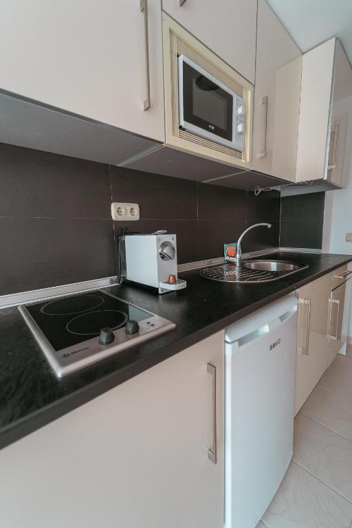 A kitchen or kitchenette at Puerto Azul Marbella
