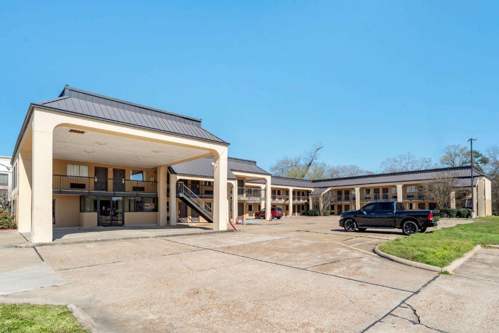 een lege parkeerplaats voor een gebouw bij Econo Lodge Pearl - Jackson in Pearl