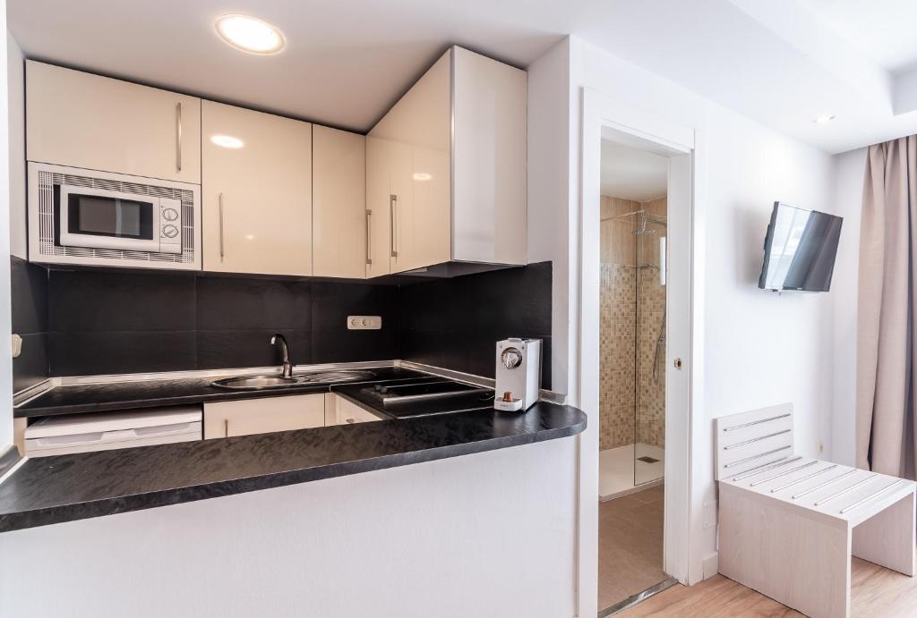 A kitchen or kitchenette at Puerto Azul Marbella