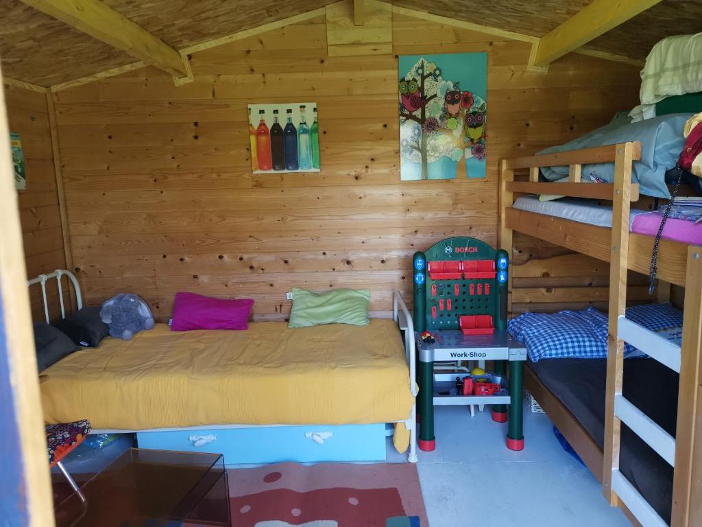 Palanda nebo palandy na pokoji v ubytování Gîte Côté Prairie classé 4 etoiles