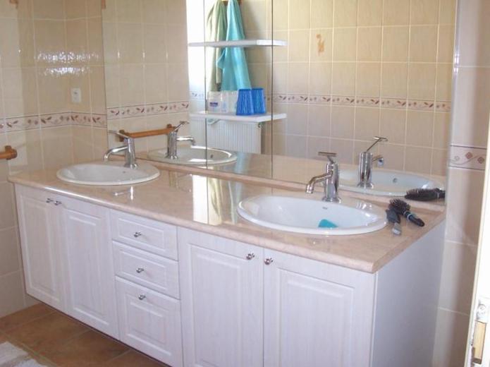 - Baño con 2 lavabos y 2 espejos en Gîte Etchegoyhen, en Lacarry-Arhan-Charritte-de-Haut