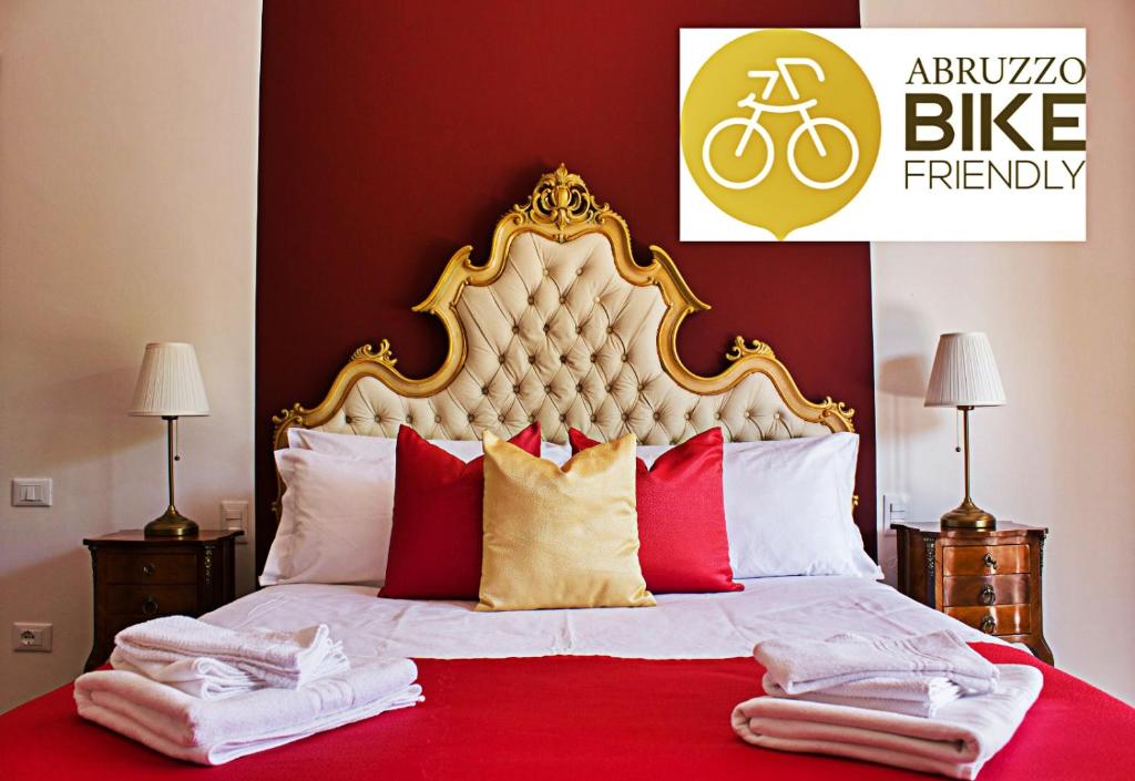 - une chambre dotée d'un grand lit avec des oreillers rouges et blancs dans l'établissement City View Pescara B&B, à Pescara