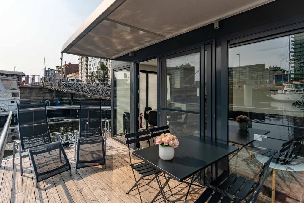 Balkón nebo terasa v ubytování Houseboat-Oostende