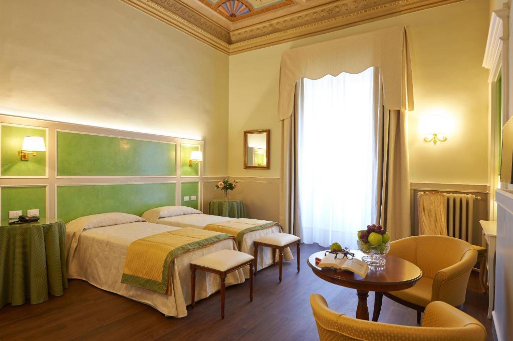 Postel nebo postele na pokoji v ubytování Hotel Firenze Capitale