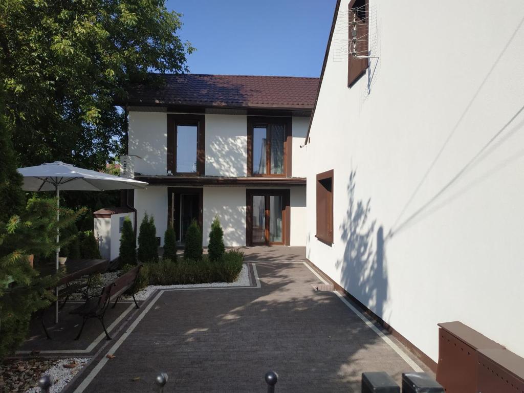 a view of the house from the courtyard at Noclegi in Siemiatycze