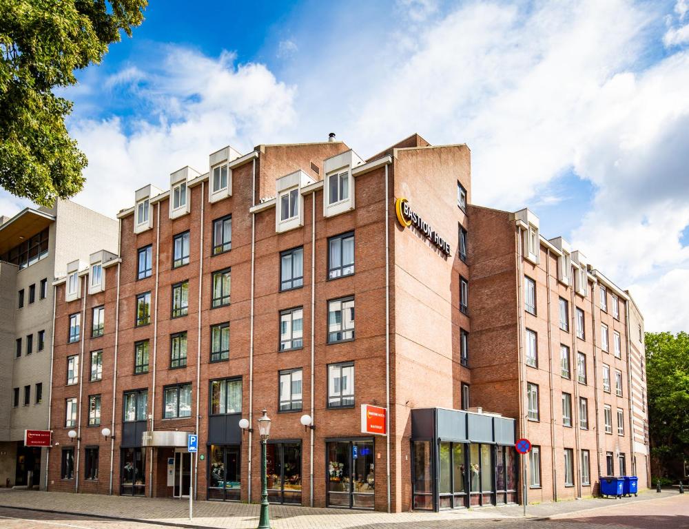 a large brick building on a city street at Bastion Hotel Maastricht Centrum in Maastricht