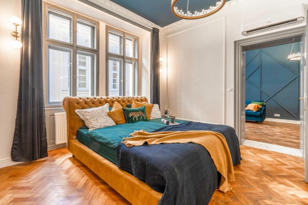 1 dormitorio con 1 cama grande con sábanas azules en Charles Bridge Suite by Riverside, en Praga