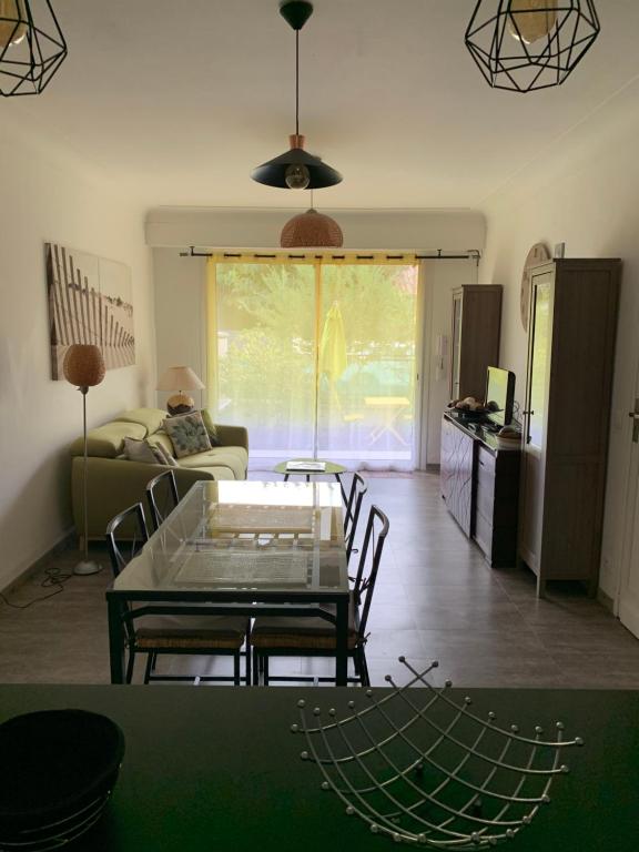 een woonkamer met een tafel en stoelen bij Lilas in Pessac