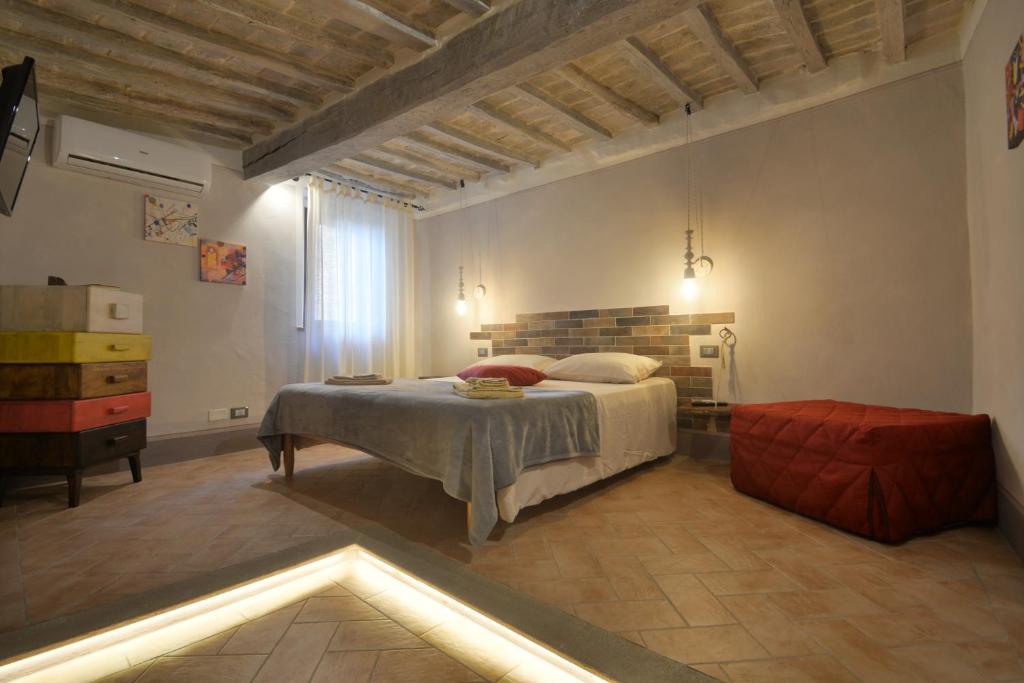 - une chambre avec un grand lit dans l'établissement La Rughetta Guest House, à Montepulciano