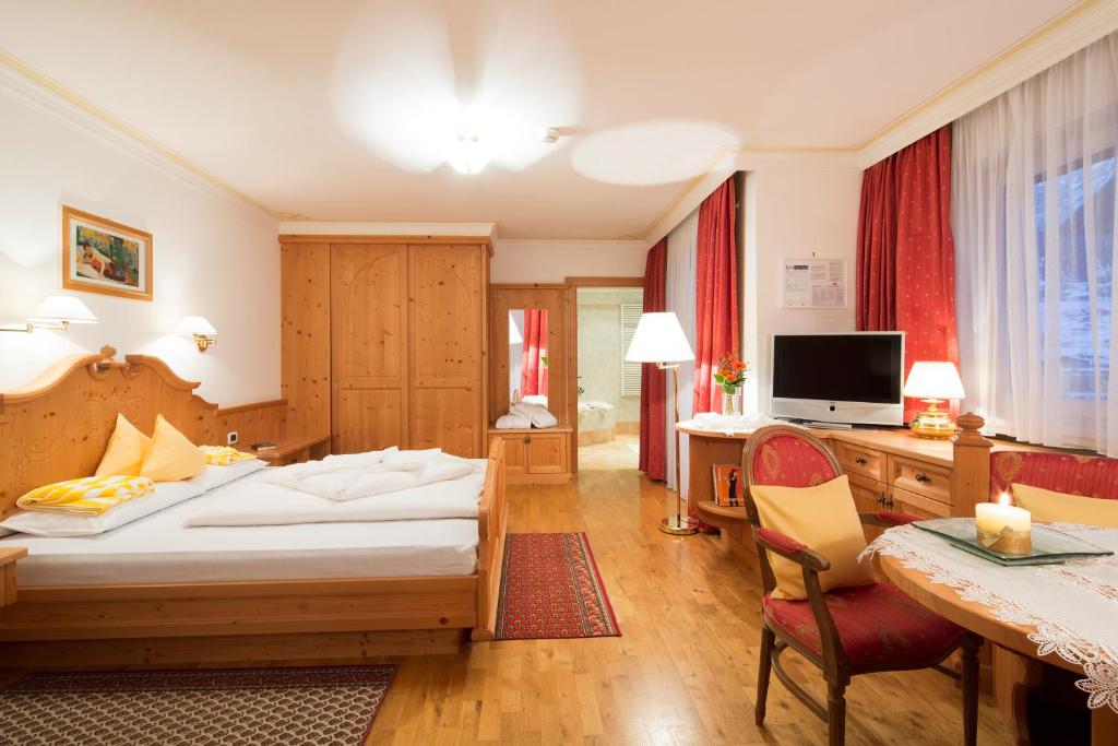 TV a/nebo společenská místnost v ubytování Dolomites Wellness Hotel Savoy