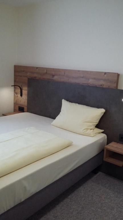 Postel nebo postele na pokoji v ubytování Hotel Angerer