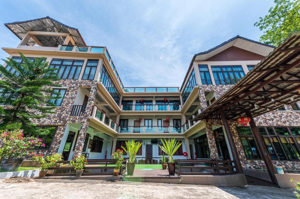 - une vue sur l'extérieur d'un grand bâtiment dans l'établissement Bentong Eco Wellness Resort 14Room 69Pax by Verano Homestay, à Bentong