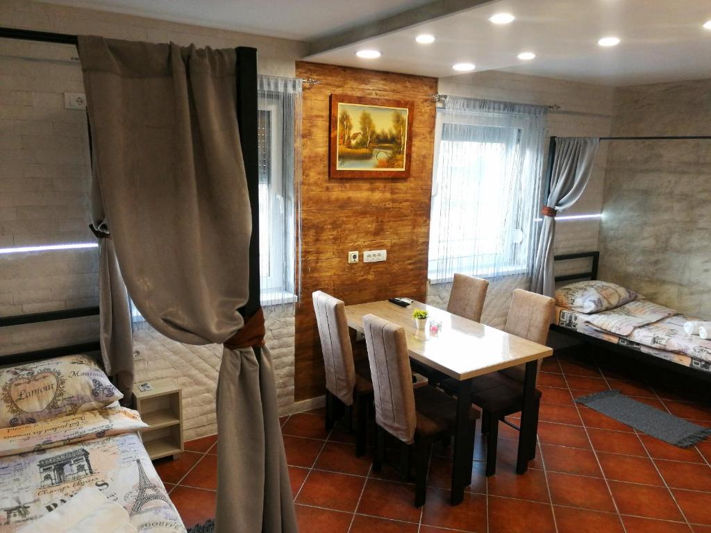 沙巴茲 Š的住宿－Vila Violeta，配有桌椅和床的房间