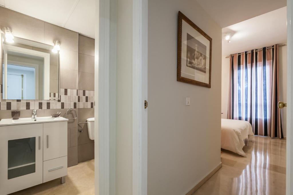 Łóżko lub łóżka w pokoju w obiekcie Apartamento cerca del Alcázar con garaje privado