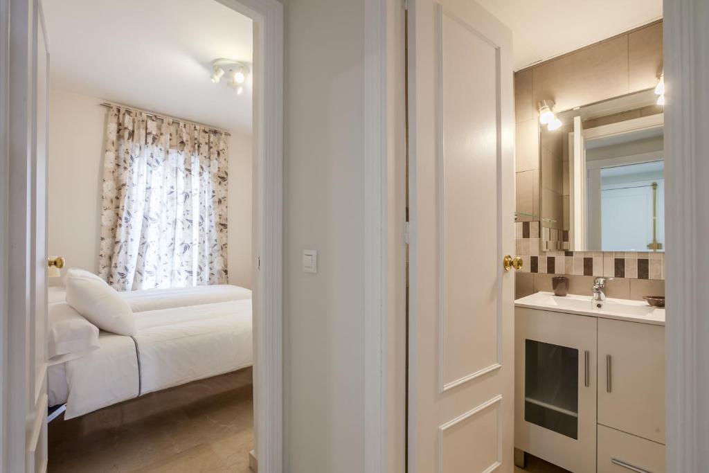 Łóżko lub łóżka w pokoju w obiekcie Apartamento cerca del Alcázar con garaje privado