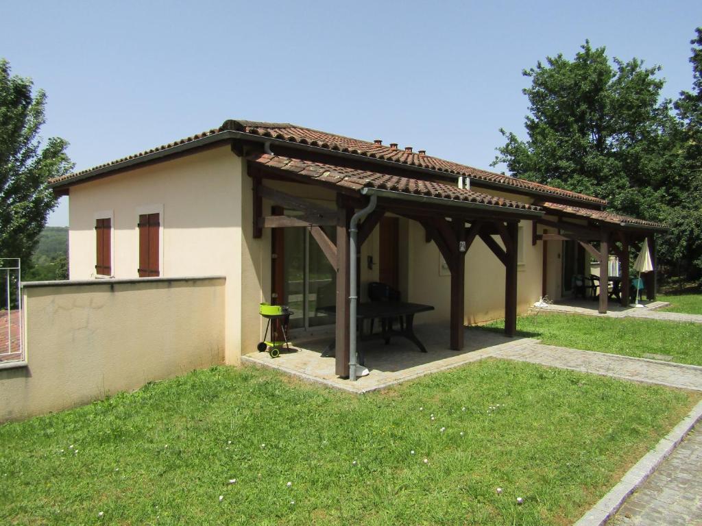 une maison avec un pavillon doté d'une table. dans l'établissement les hauts de sarlat n7, à Sarlat-la-Canéda